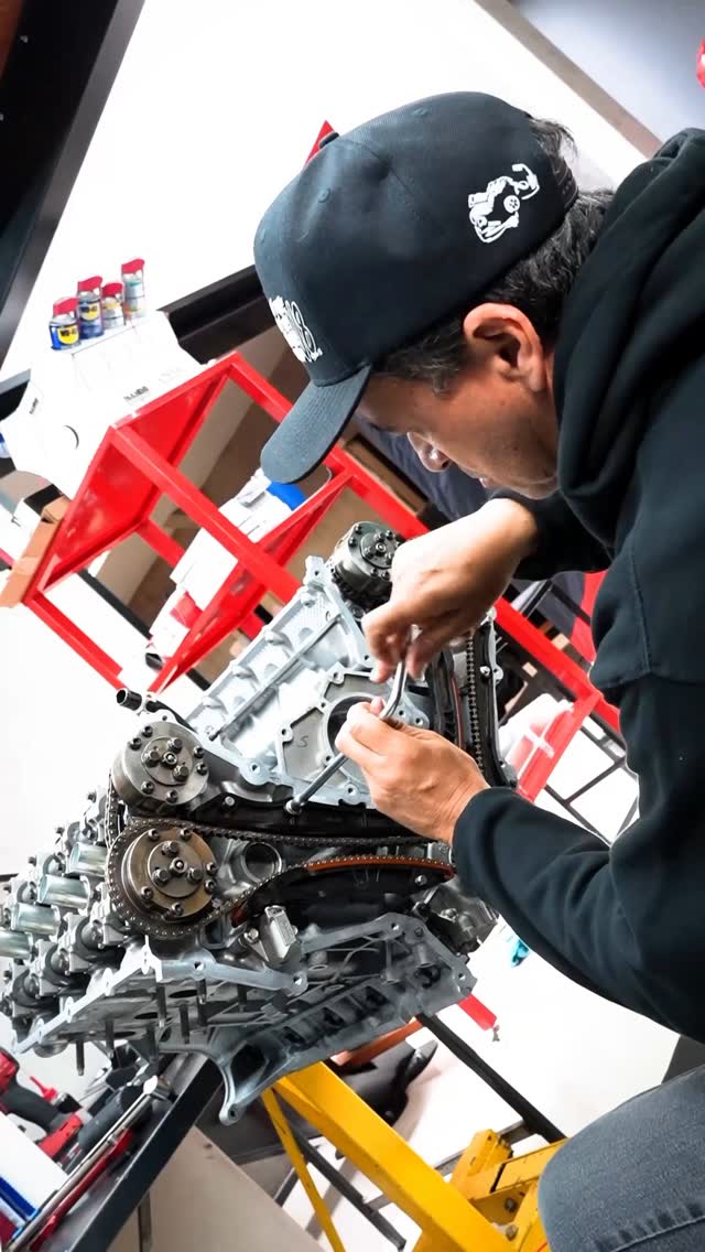 Instagram post by @_nandosa for WD-40. Caption reads: Motor Ford Coyote 5.0 V8 🚀🔥

@wd40brasil 

#ford....