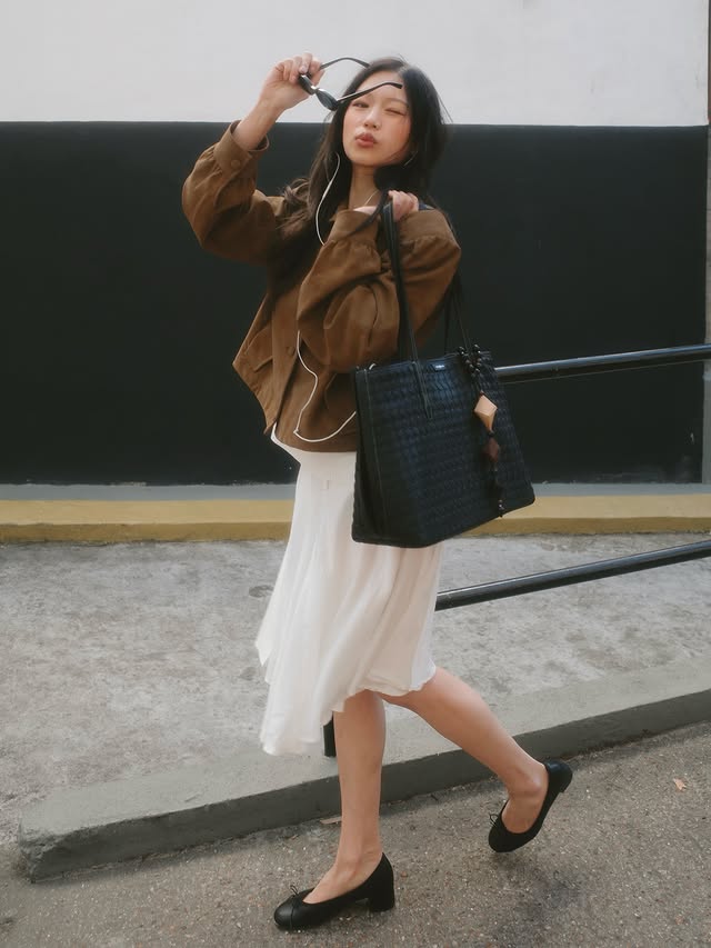 Instagram post by @nuriamaa for Songmont. Caption reads: Running errands with my @songmont_official Lattice....
