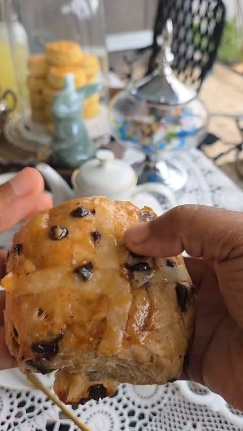 Instagram post by @pasi_le_xplorateur for Brand Advisor. Caption reads: Hey loves, This Easter, we're putting dessert....