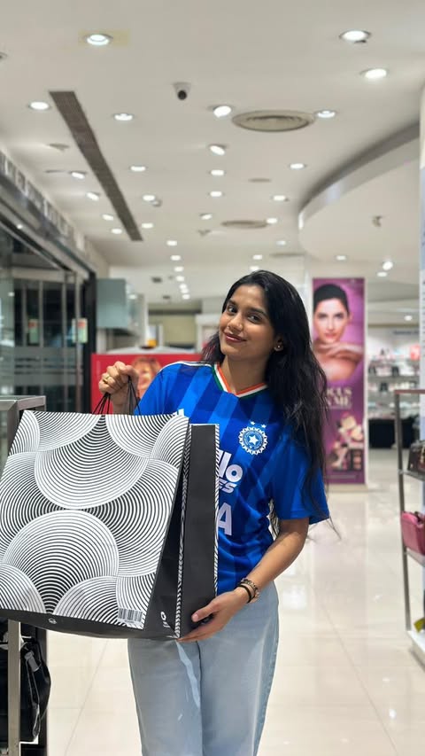 Instagram post by @akshitha_bhonsle for Shoppers Stop. Caption reads: [...] spree hit the boundaries. 🏏🛍️....