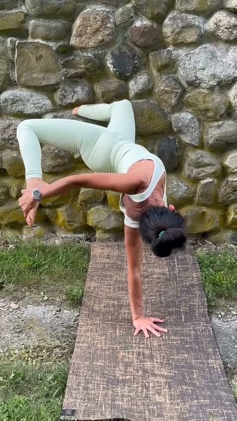 Instagram post by @frog_natureyogi for Alo Moves. Caption reads: Day 7 #cosmicaloenergy #creativepose Hosts....