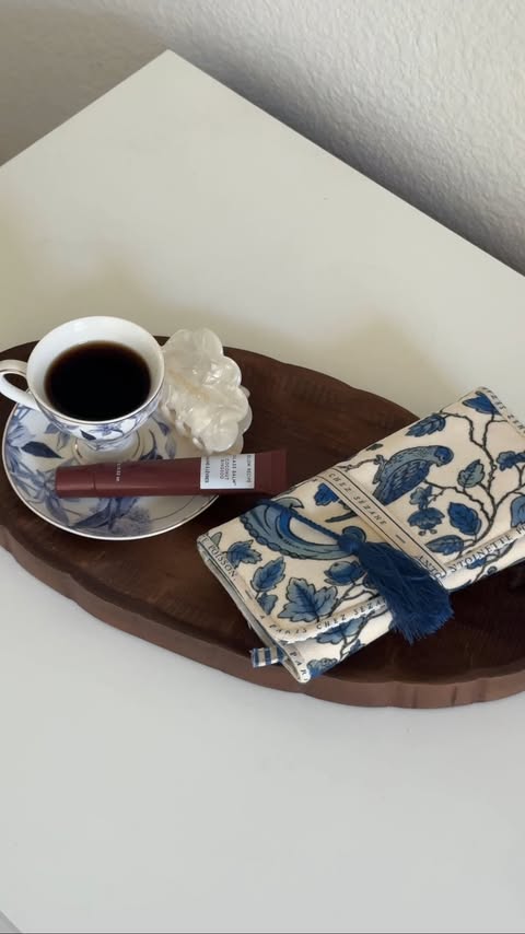 Instagram post by @isabellameliia for JustFab. Caption reads: [...] 
bag @madewell 
jeans @levis 
shoes....