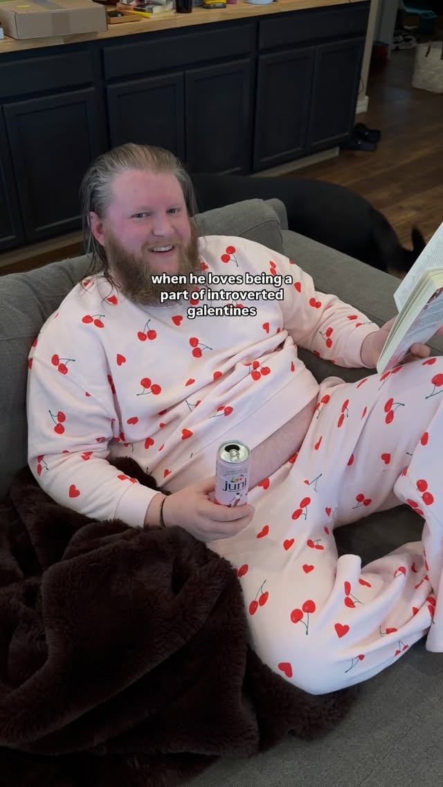 Instagram post by @simplyjuliannaevans for Drink Juni. Caption reads: [...] it’s not a galentines party without....