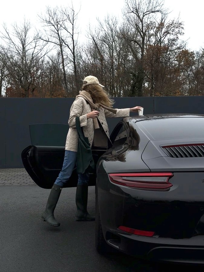 Instagram post by @avika.vvs for Hunter Boots. Caption reads: [...] 
Jeans @tommyhilfiger
Boots @hunterboots.