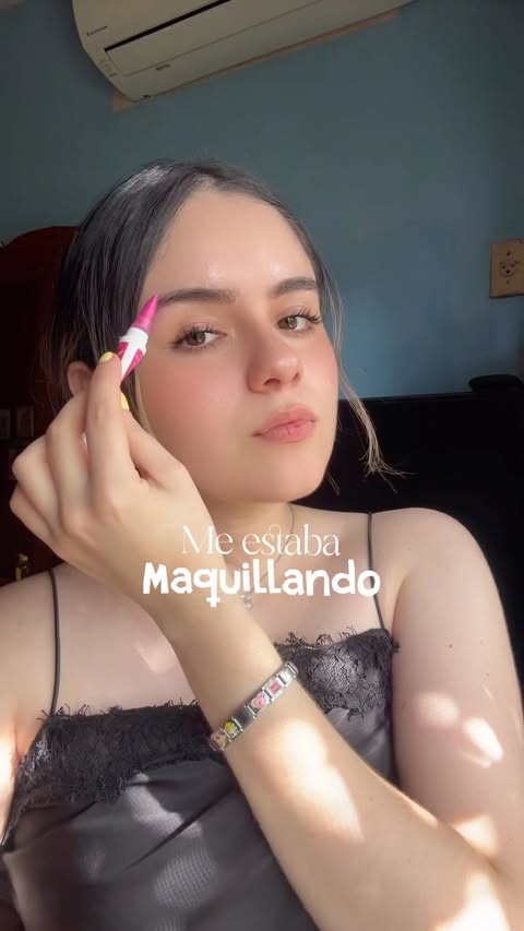 Instagram post by @annaoro_ for For Me México. Caption reads: Decidiendo mi maquillaje con Nyx profesional....