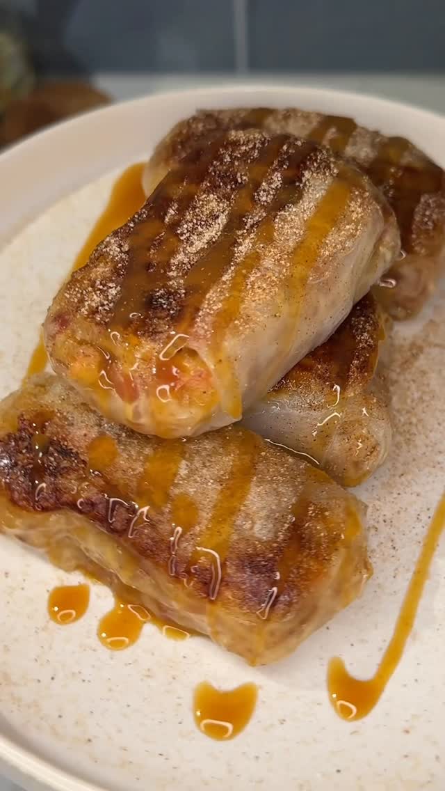 Instagram post by @ashleymarkletreats for Hungryroot. Caption reads: Handheld apple pie = immediate yes. 😍

Comment....