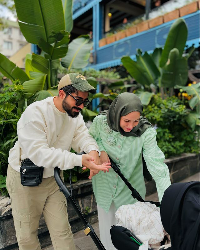 Instagram post by @zehraaselvi for OZSARICAM. Caption reads: Bugün kızımızla date 🌸

Gömlek - pantolon....