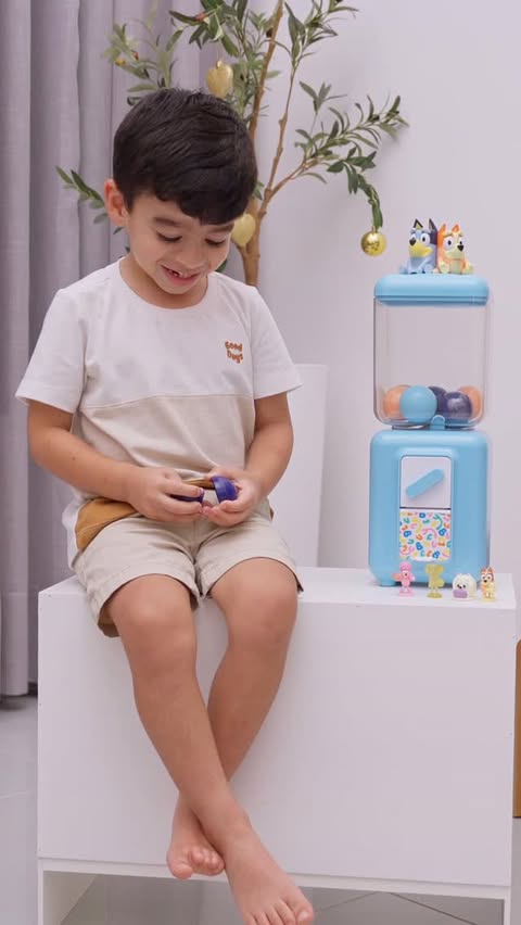 Instagram post by @ericaamarks for FAO Schwarz. Caption reads: [...] got way more fun over here ✨
This FAO....