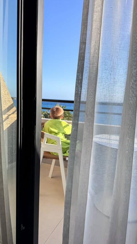 Instagram post by @thatholidaymum for Luxury Escapes. Caption reads: [...] Comment ESCAPE and I’ll DM you my Luxury....