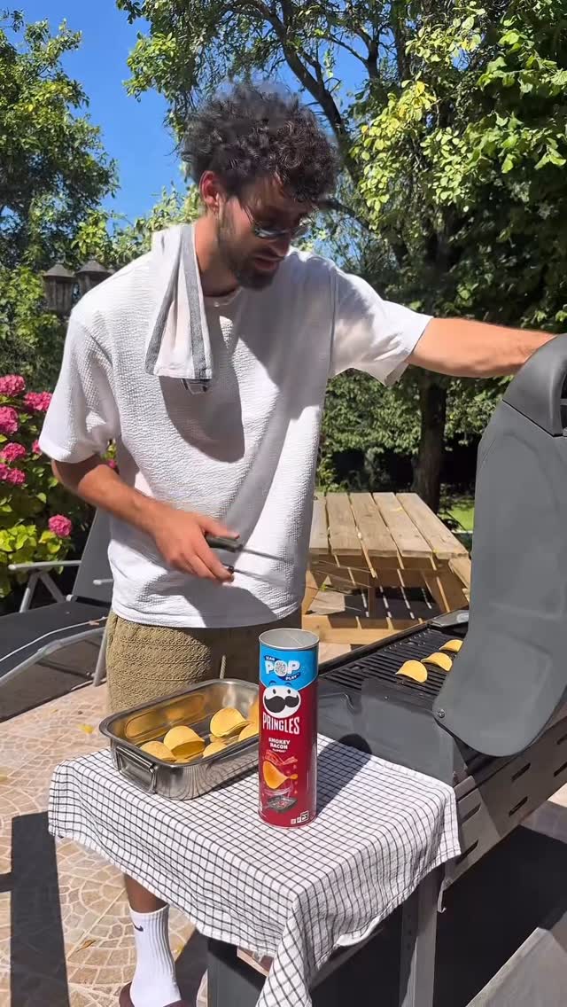 Instagram post by @roman.noemie for Pringles. Caption reads: *Collaboration Commerciale* On a tous un pote qui....