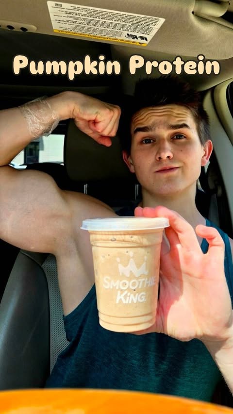 Instagram post by @tylertriesthat for Smoothie King. Caption reads: [...] 🎃🥤 Trying the Pumpkin D‑Lite from....