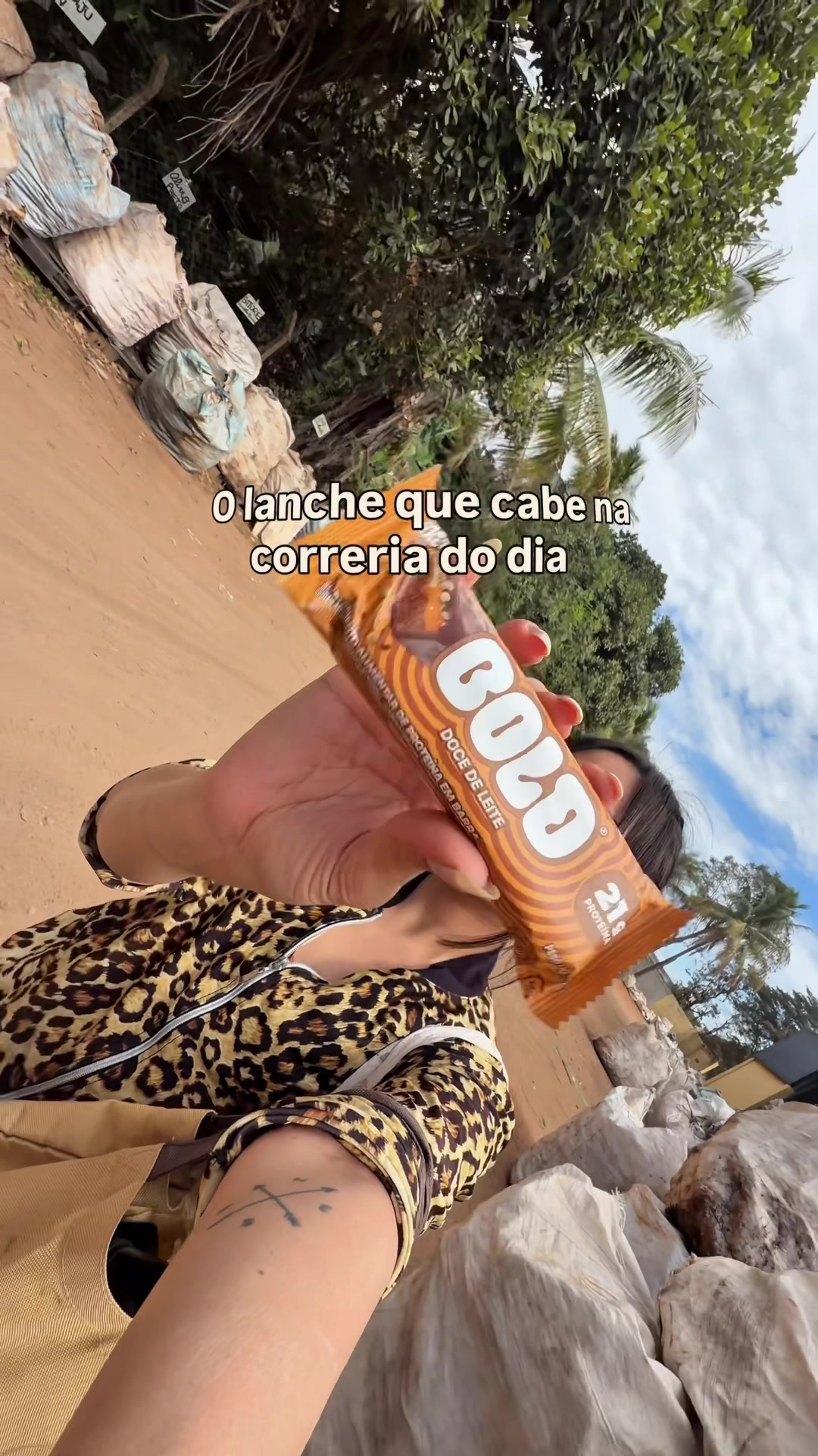 TikTok post by @leticia.hirao for BOLD SNACKS. Caption reads: CUPOM : HIRAO 🏷️ @BOLD SNACKS.
