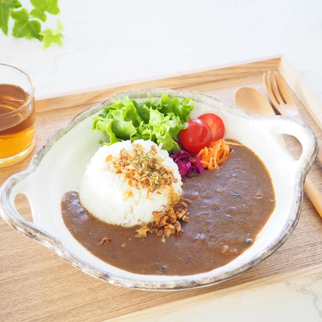 Instagram post by @keiko.kusakabe for Us Focus Corporation. Caption reads: .
 
簡単おうちごはん𓂃 𓈒𓏸
 
カレーショップC&C CURRY SHOP....