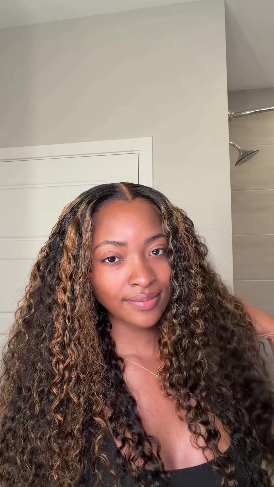 TikTok post by @xoalyria for Amanda Hair. Caption reads: [...] Burmese curly Glueless wig from @amandahair....