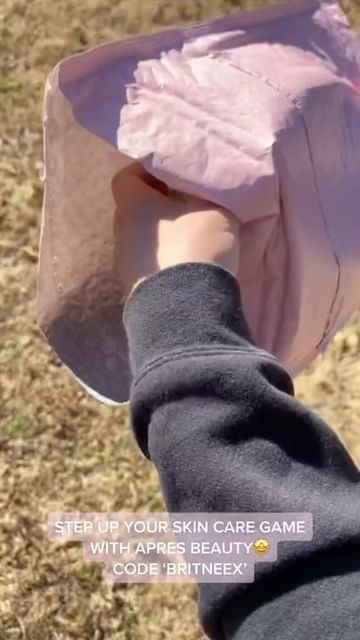 Instagram post by @britneex_ for Après Beauty. Caption reads: @apresbeauty ♥️.