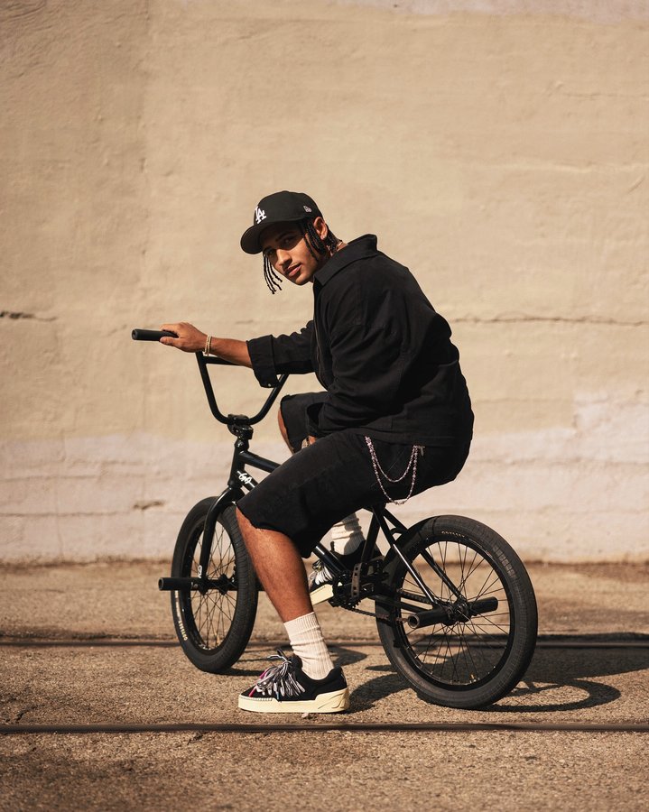 Instagram post by @jarrenbarboza for ANTA. Caption reads: in motion with the ANTA Héla Style Roots 🤞🏾....