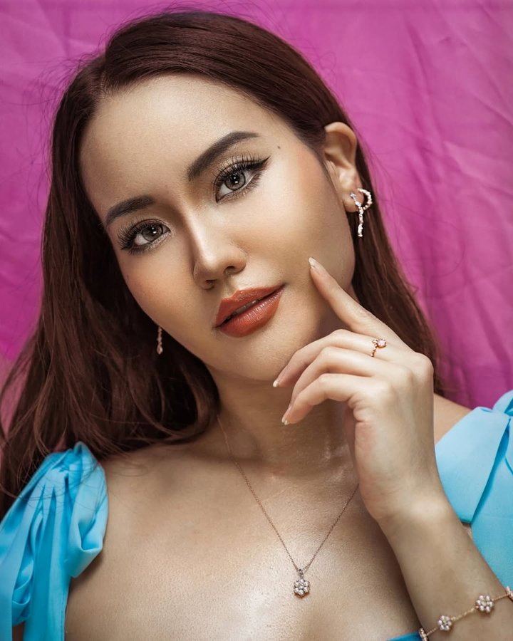 Instagram post by @melissatimora for Shopgirlscrew. Caption reads: Always Shining in @shopgirlscrew jewelry....