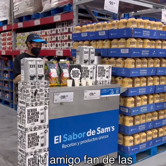 Instagram post by @jose.ramoness for Oatly. Caption reads: Tu amigo fan de las muestras 😂 @oatly #comedia....