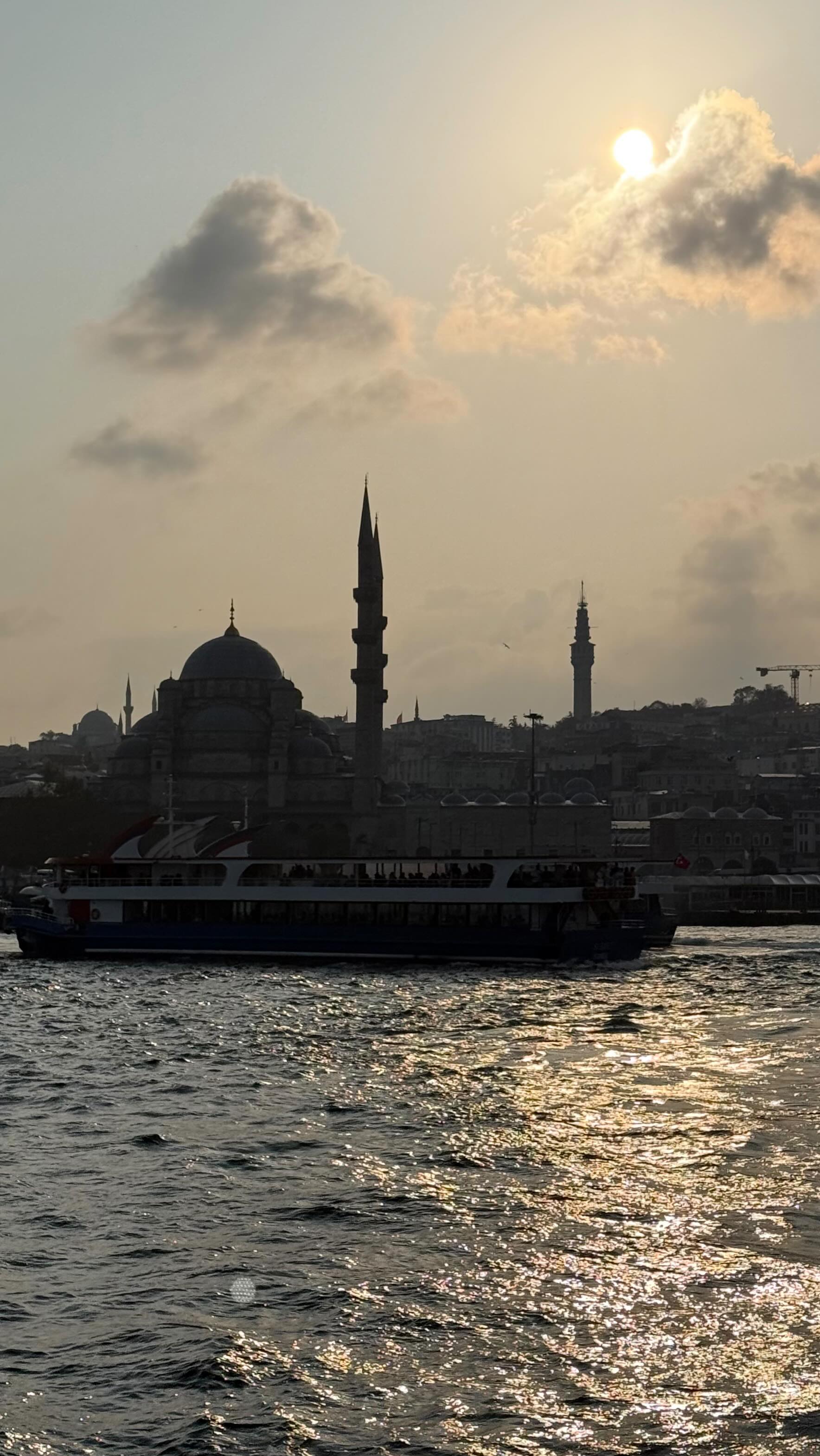 Instagram post by @maje_mgh for Kosas. Caption reads: Full face by @kosas ✨.