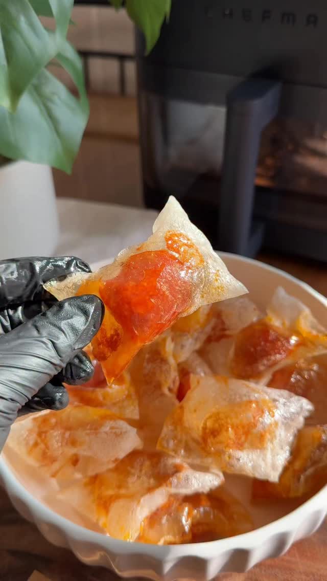 Instagram post by @jc.eeats for Chefman. Caption reads: 3 Ingredients Pizza Chips using @mychefman....