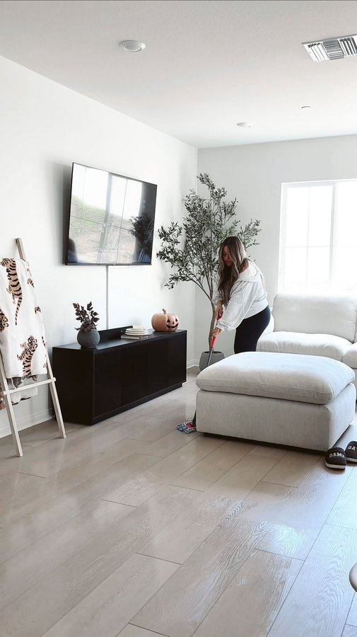 Instagram post by @britneydelsol for O-Cedar. Caption reads: [...] doesn’t stand a chance against an O-Cedar....