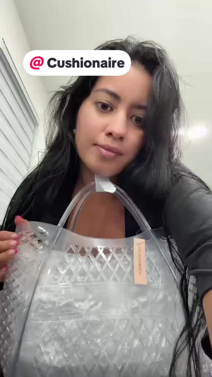 TikTok post by @idalmisbeauty2 for Cushionaire. Caption reads: [...] tipo tote transparente de gelatina....