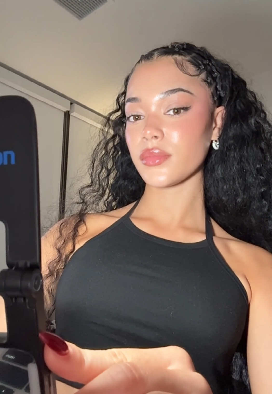 TikTok post by @sisisade for amaran. Caption reads: [...] move 🫶 obsessed with the Go Light from....