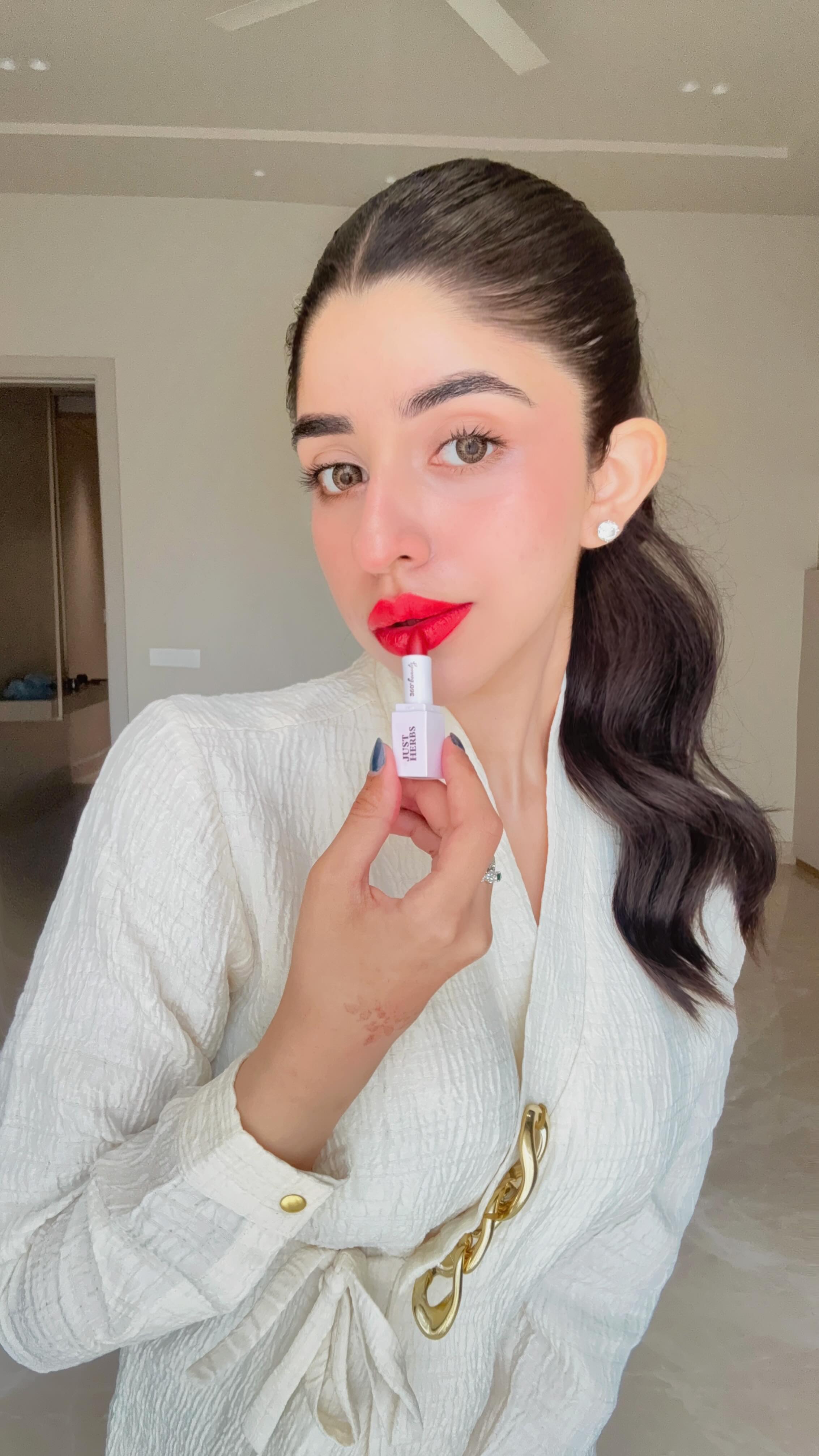 Instagram post by @lavanyaduaa for Just Herbs. Caption reads: This red? My current obsession 🔥
I contour with....