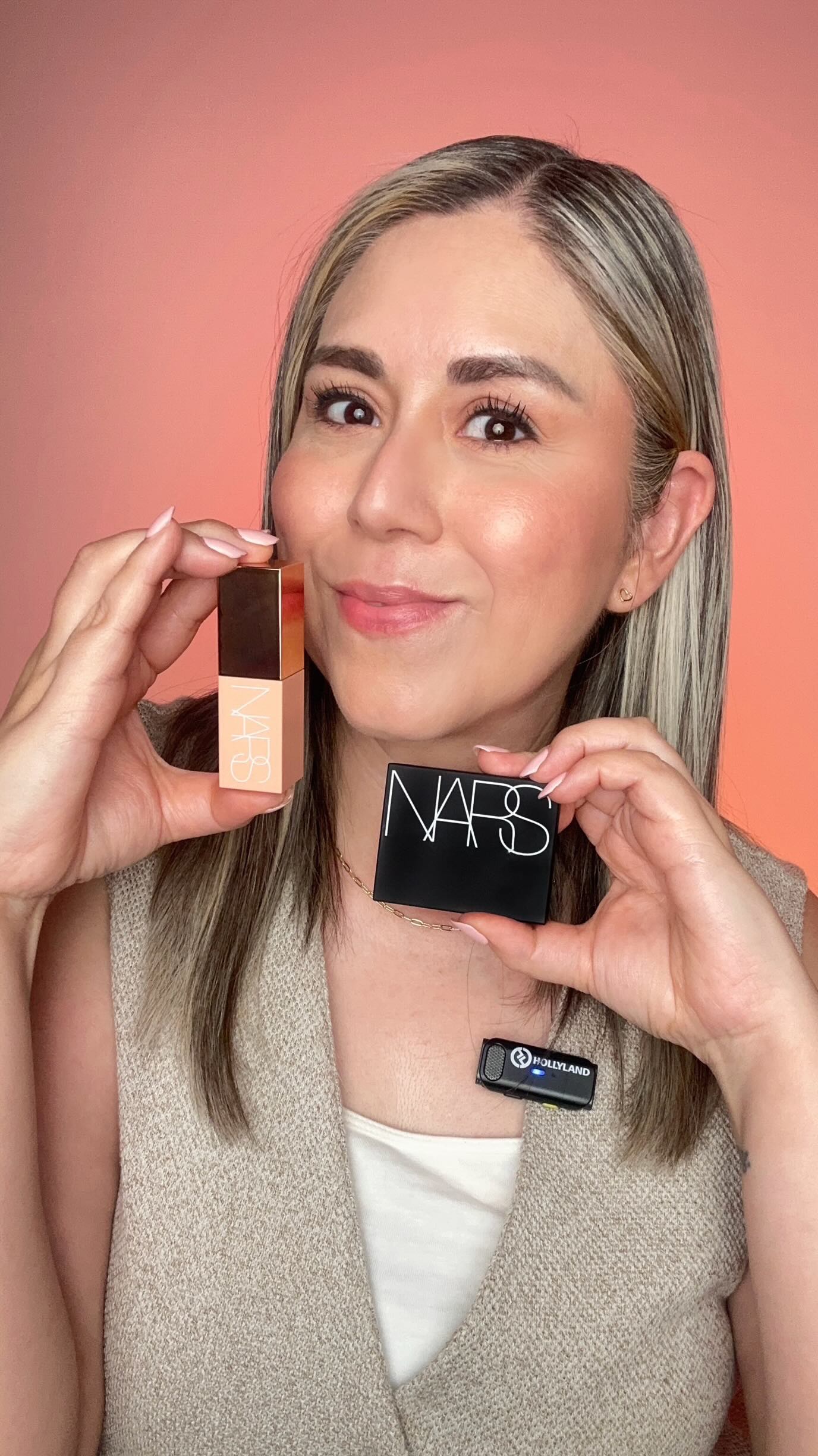 Instagram post by @pilygaytanoficial for Skeepers. Caption reads: regalo de narsissist
☀️ Vuelve el verano… y con....