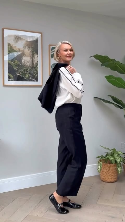 Instagram post by @stripeycoral for Linticoshop. Caption reads: [...] 🙌 This linen-mix three-piece from....
