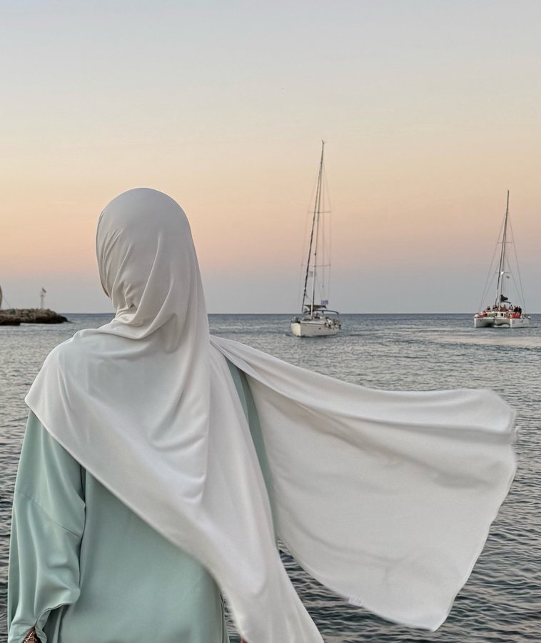 Instagram post by @azizamm16 for LOSYANA. Caption reads: [...] one in the eyes of people. 

Abaya from....