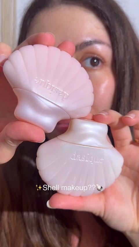 Instagram post by @marinanalha for Dasique. Caption reads: [...] packaging!!! 🐚 How cute are these?? Dasique....