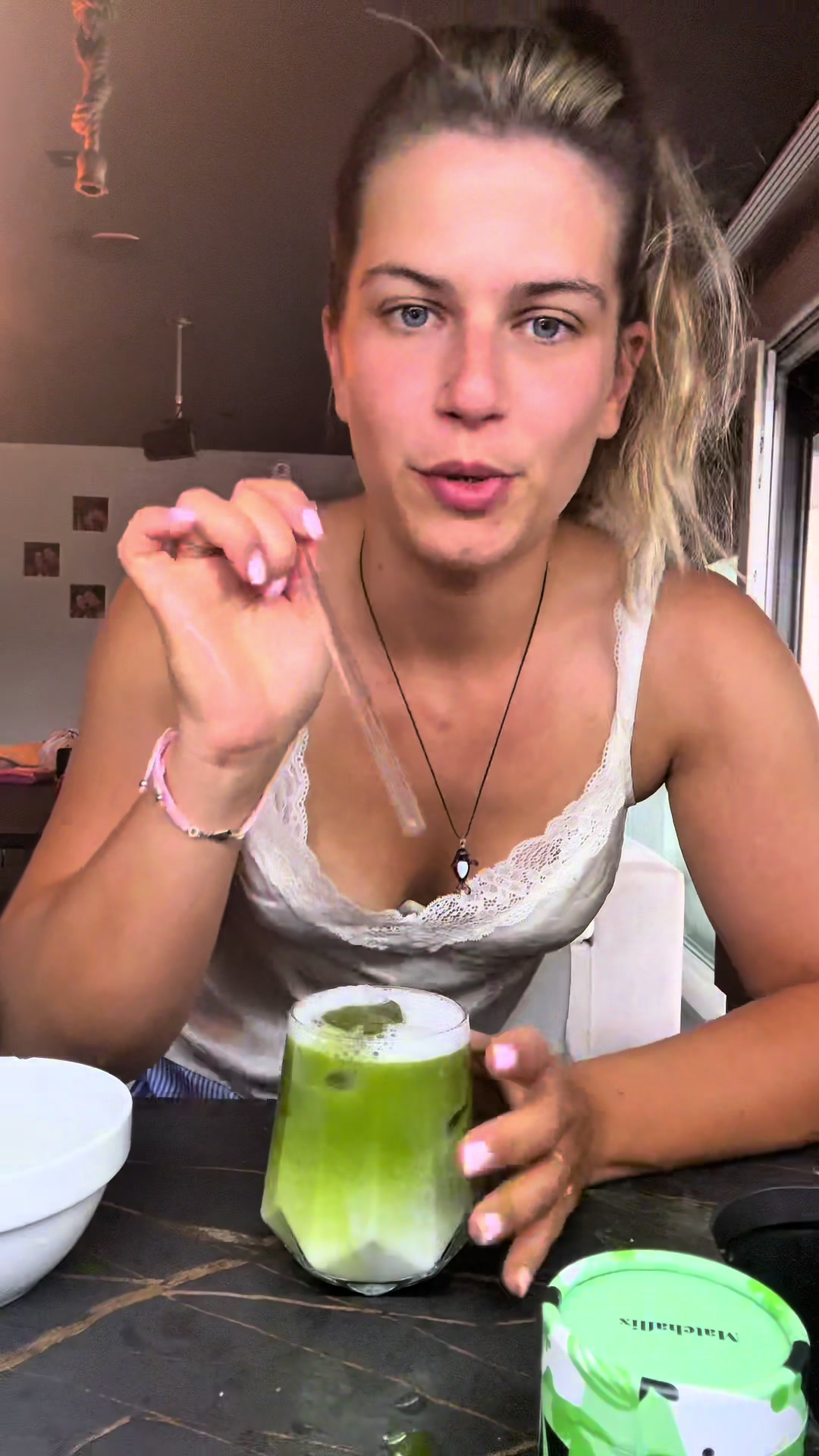 TikTok post by @ainhosanchezs for Matchaflix. Caption reads: Probando te matcha con @Matchaflix #lechecoco....