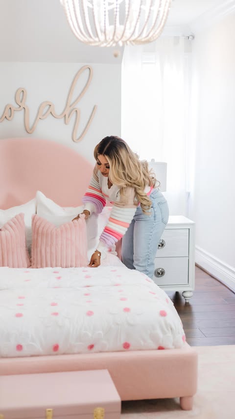 Instagram post by an influencer for Rooms To Go. Caption reads: [...] We got all the pieces from @roomstogo +....