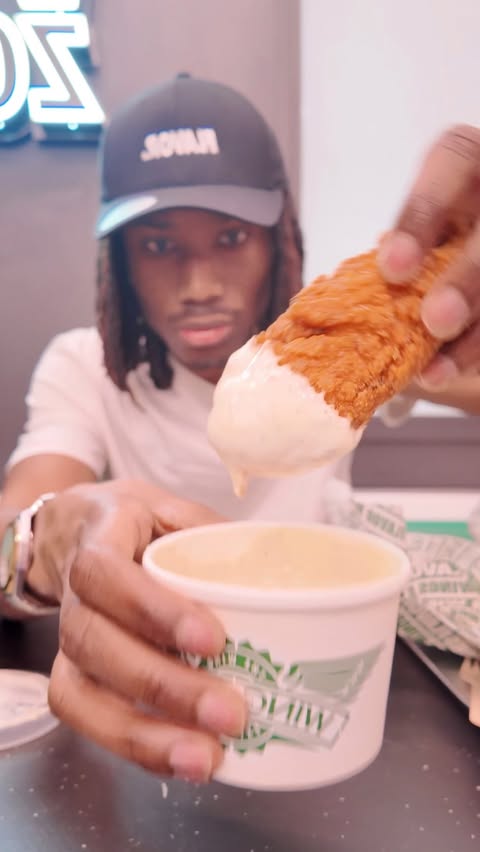 Instagram post by @itsabdouze for Wingstop. Caption reads: Je teste @wingstop.fr 🍗😨
Collaboration....