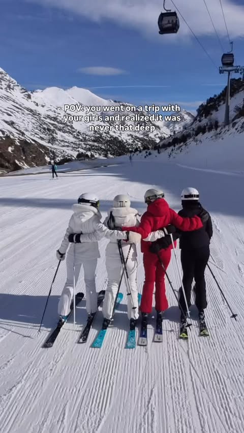 Instagram post by @noaatla for HOVERAir. Caption reads: [...] sign to book that trip!! 🎀 
shot on....