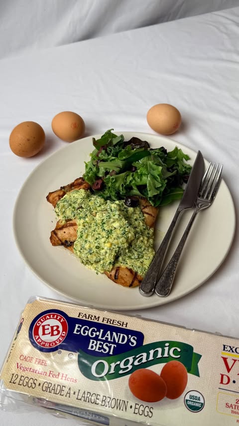 Instagram post by @apartmentcook for Eggland's Best. Caption reads: [...] all in the ingredients. I’m using....
