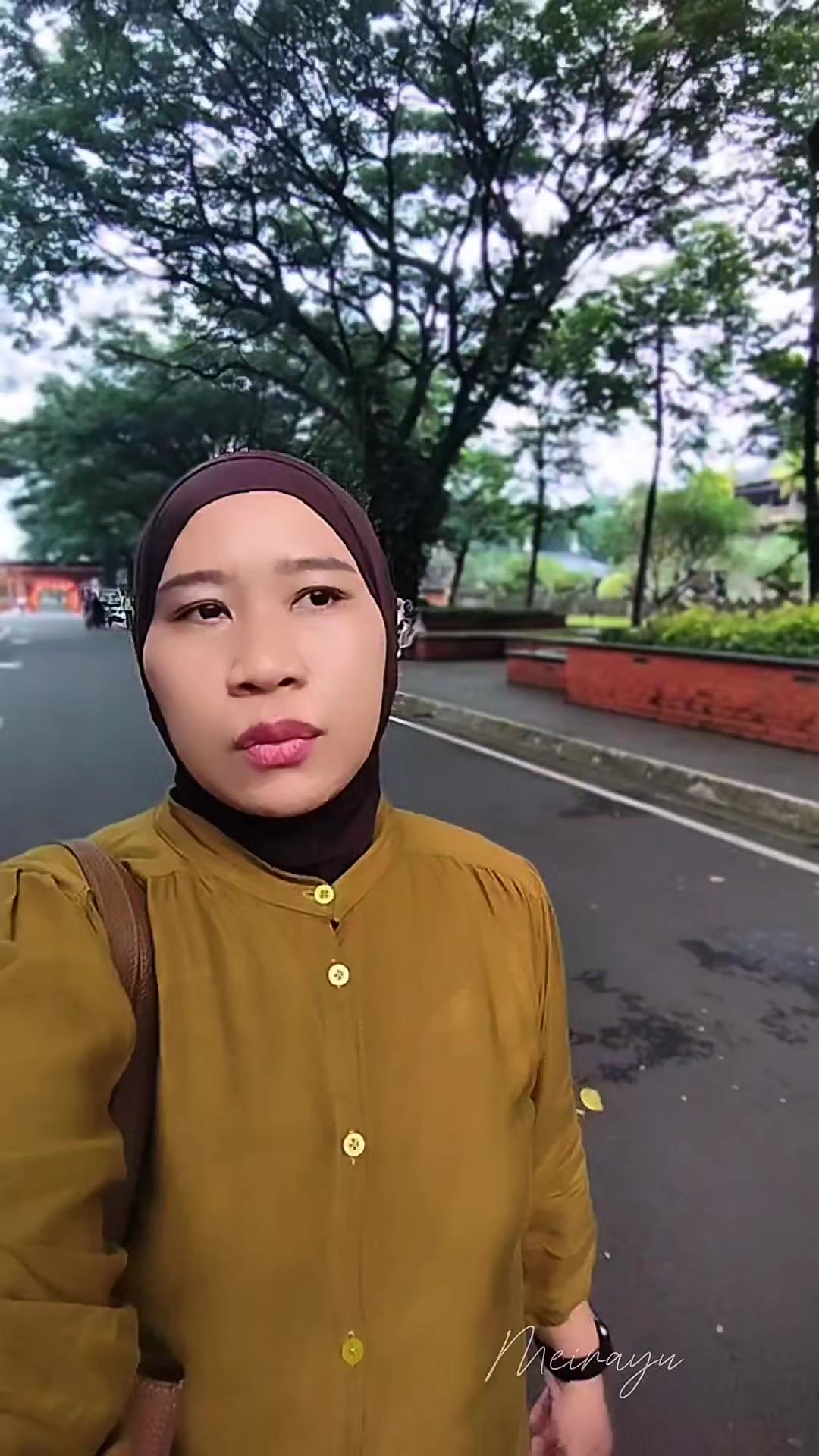 TikTok post by @meirayu2 for Kezia Beauty. Caption reads: [...] 😭 Untung kenal Body Serum dari Kezia Beauty....