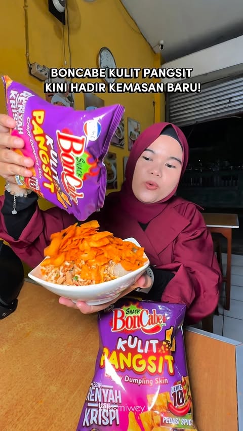 Instagram post by @temanmine_ for Food In Hands. Caption reads: SNACK BONCABE KULIT PANGSIT KINI HADIR KEMASAN....
