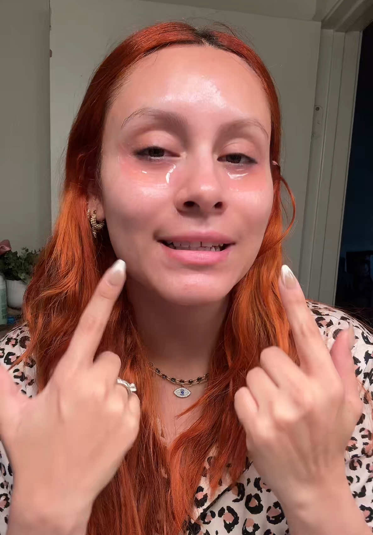 TikTok post by @johanaa_cg for COSRX. Caption reads: [...] hinchadas y oscuras 🧖🏼‍♀️ @COSRX US ....