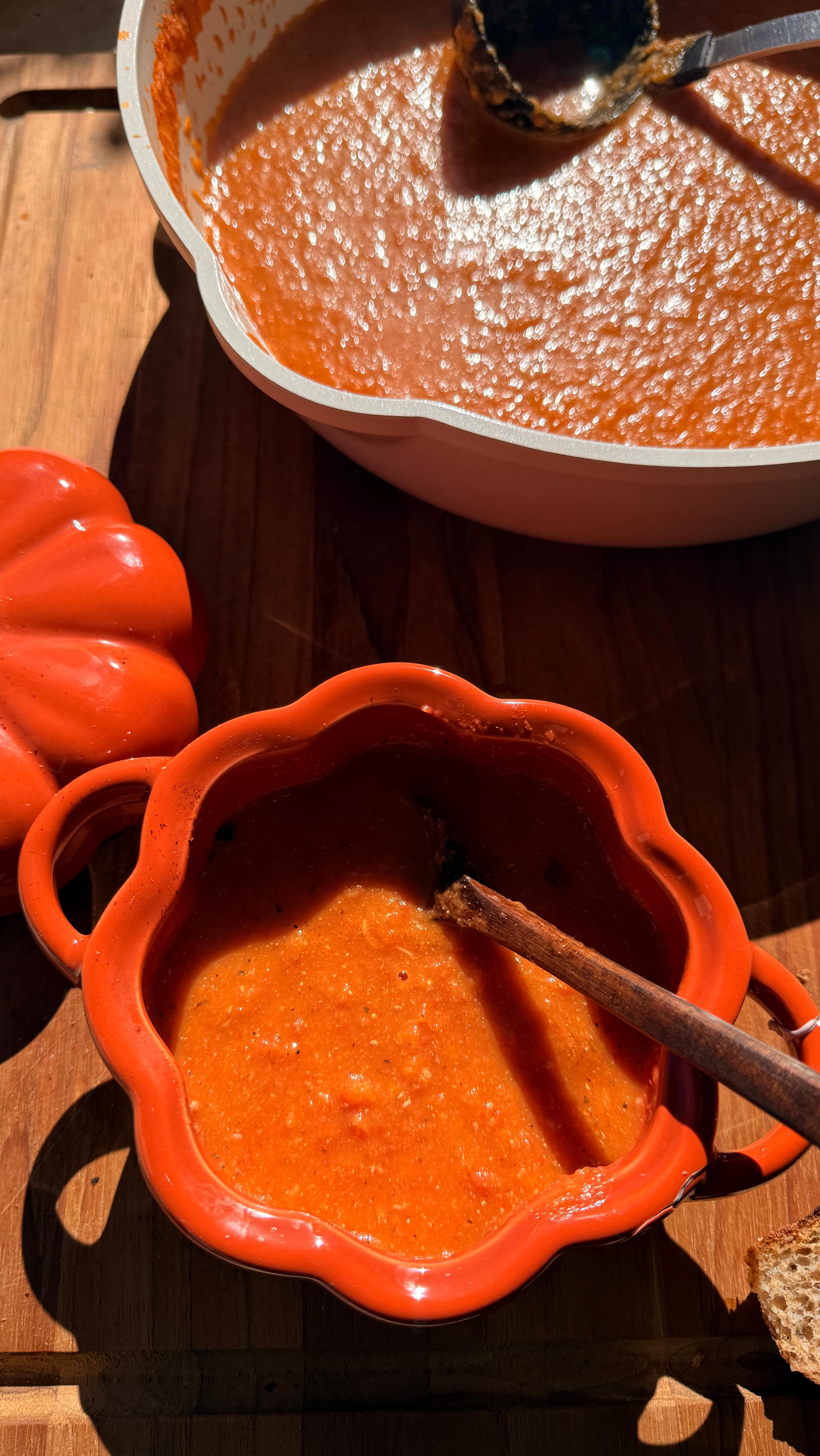 Instagram post by @recipebylayla for Better Than Bouillon. Caption reads: Roasted garlic tomato soup // recipe....