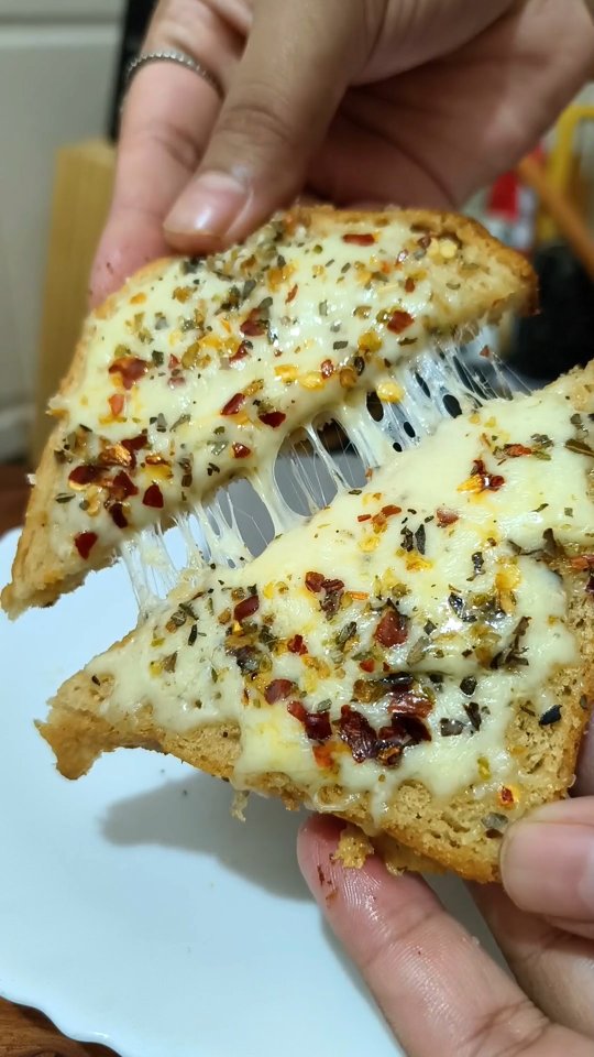 Instagram post by @poojaga_vlogs for Akshayakalpa Organic. Caption reads: Cheesy Evening ✨♥️

Using @akshayakalpa Whole....