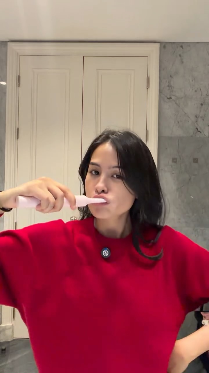 Instagram post by @maudyayunda for Tanya Pepsodent. Caption reads: Still not over the #JFW2026 fun! One for the....