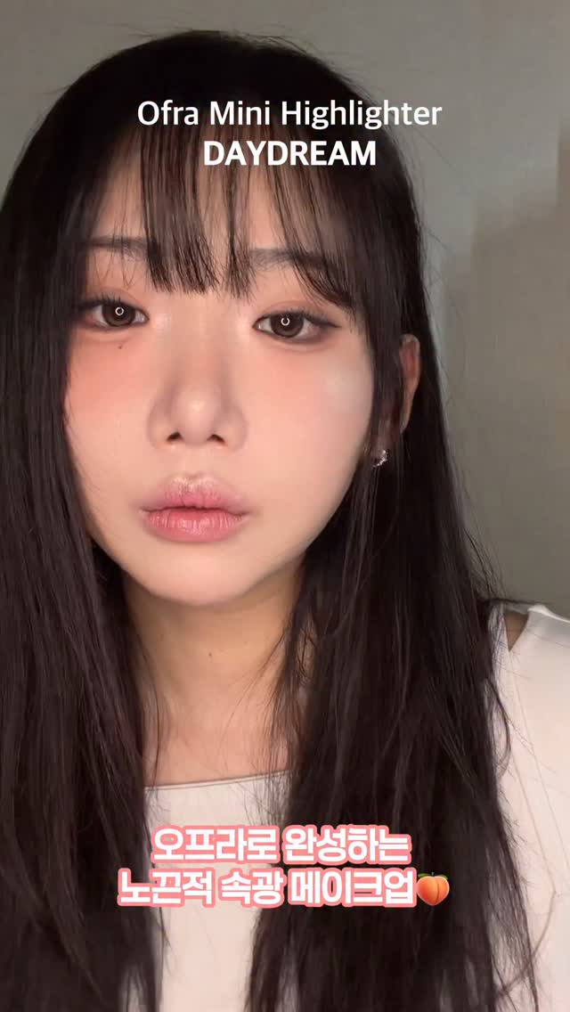 Instagram post by @indolented_h for OFRA Cosmetics. Caption reads: #광고 @ofracosmetics_korea 독보적인 발색력과 발광력을 자랑하는 하이라이터....