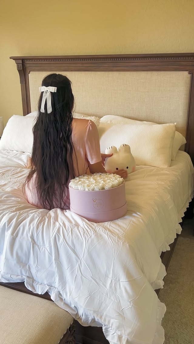 Instagram post by @nurselinda_us for Rose Forever. Caption reads: [...] in a luxe pink box are made to wow....