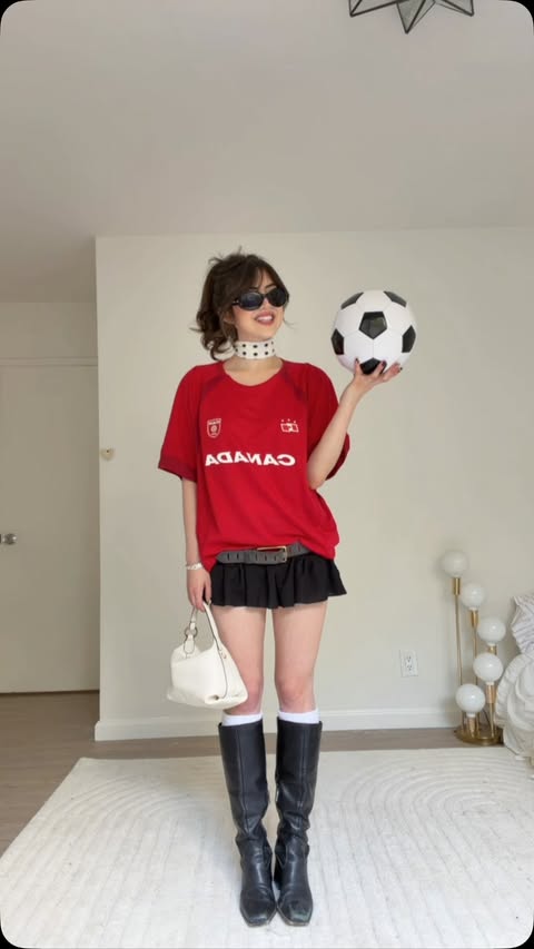 Instagram post by @_sophiesilva_ for H&M. Caption reads: [...] you looking FIRE this summer ⚽️ wearing @hm....