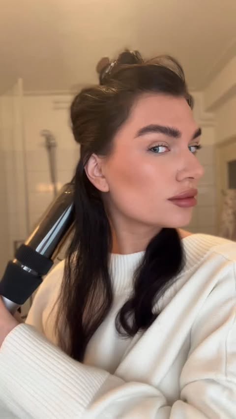 Instagram post by @chrissyovergoor for BaByliss. Caption reads: [...] minutes using my Style Secret Air by....