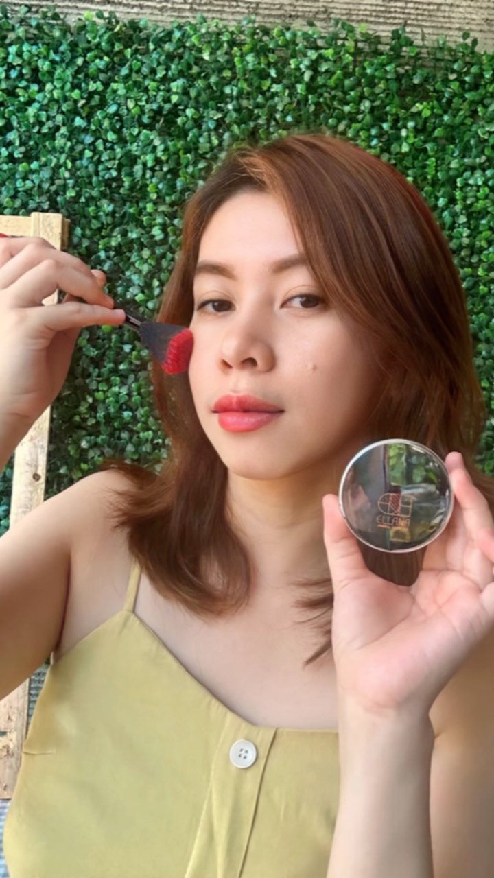 Instagram post by @mommy_avril for Ellana Cosmetics Official. Caption reads: I finally found the perfect foundation for busy....