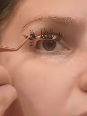 TikTok post by @orubyred for FlutterHabit. Caption reads: [...] #eyelashes #pestañas #clusterlashes....