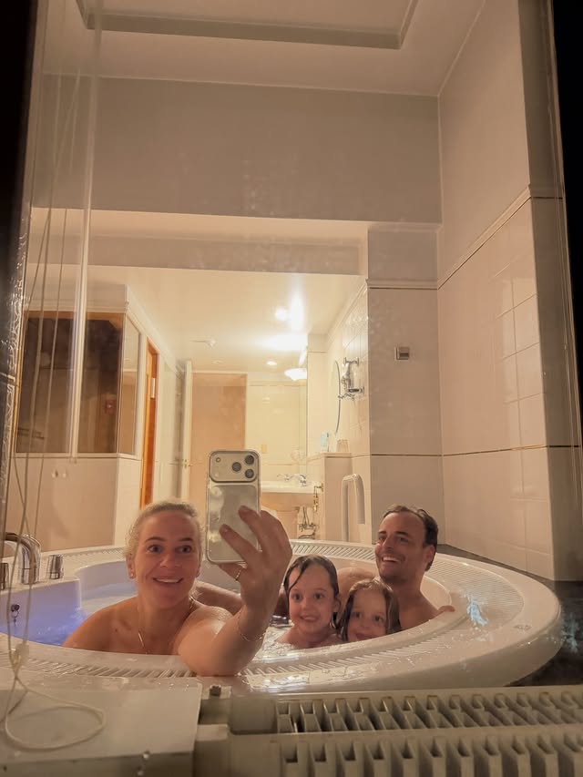 Instagram post by @ashpollard__ for Hoshino Resorts. Caption reads: Just a family of 4 in the tub at the snow! Lol....